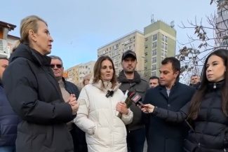 Anca Alexandrescu discutând cu directorul Clubului Olimpia București despre necesitatea reabilitării bazei sportive și salvării acesteia de la dispariție.