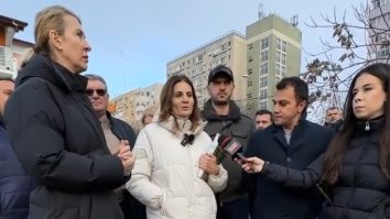 Anca Alexandrescu discutând cu directorul Clubului Olimpia București despre necesitatea reabilitării bazei sportive și salvării acesteia de la dispariție.