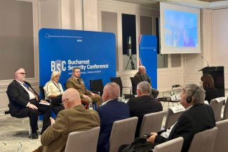 Adrian‑Victor Vevera, director general ICI București, vorbind la Bucharest Security Conference 2025, alături de experți militari și civili, în cadrul panelului despre războiul hibrid și securitate.