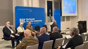 Adrian‑Victor Vevera, director general ICI București, vorbind la Bucharest Security Conference 2025, alături de experți militari și civili, în cadrul panelului despre războiul hibrid și securitate.