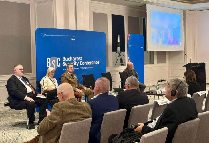 Adrian‑Victor Vevera, director general ICI București, vorbind la Bucharest Security Conference 2025, alături de experți militari și civili, în cadrul panelului despre războiul hibrid și securitate.