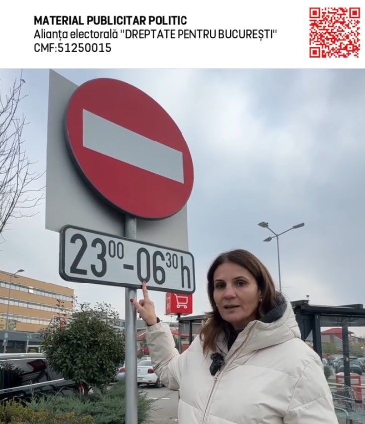 Anca Alexandrescu arătând un semn rutier care interzice parcarea noaptea lângă un hipermarket din București, propunând ca aceste spații să fie deschise pentru locuitori.