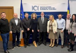 Adrian-Victor Vevera și echipa de lectori ICI București alături de absolvenții programului de analiză blockchain, în cadrul ceremoniei de înmânare a diplomelor, decembrie 2025.