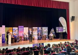 Adrian-Victor Vevera prezintă RO AI Factory pe scena Vianu SciTech 2025 în fața elevilor de la Colegiul Tudor Vianu