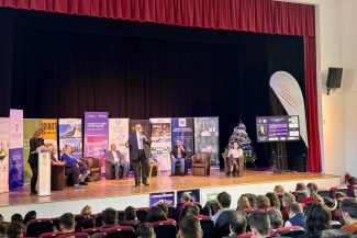 Adrian-Victor Vevera prezintă RO AI Factory pe scena Vianu SciTech 2025 în fața elevilor de la Colegiul Tudor Vianu