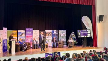 Adrian-Victor Vevera prezintă RO AI Factory pe scena Vianu SciTech 2025 în fața elevilor de la Colegiul Tudor Vianu