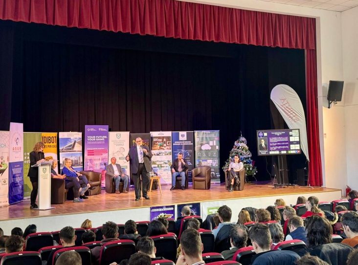 Adrian-Victor Vevera prezintă RO AI Factory pe scena Vianu SciTech 2025 în fața elevilor de la Colegiul Tudor Vianu