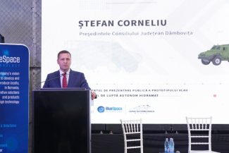 Corneliu Ștefan la lansarea VLAH, primul blindat 4x4 românesc produs la Moreni