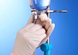 medic UNIFARM ținând o pungă perfuzabilă, simbol al siguranței și calității sistemului sanitar