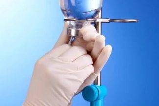 medic UNIFARM ținând o pungă perfuzabilă, simbol al siguranței și calității sistemului sanitar