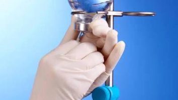 medic UNIFARM ținând o pungă perfuzabilă, simbol al siguranței și calității sistemului sanitar