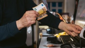 Euro se apreciază peste pragul simbolic de 1,20 dolari, pentru prima oară din iunie 2021. Trump consideră valoare dolarului ”formidabilă”