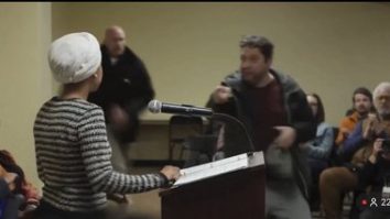 SUA - Un bărbat a pulverizat o substanţă necunoscută asupra unei deputate, la câteva secunde după ce a cerut demisia lui Kristi Noem