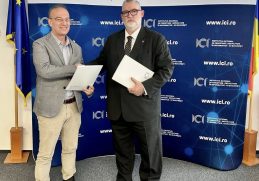 Adrian-Victor Vevera, director general ICI București, și reprezentantul ASELSAN semnează acordul de cooperare, în fața siglei ICI București.