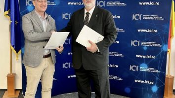 Adrian-Victor Vevera, director general ICI București, și reprezentantul ASELSAN semnează acordul de cooperare, în fața siglei ICI București.