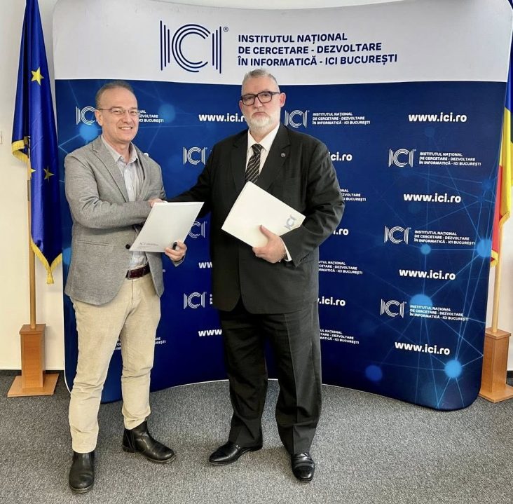 Adrian-Victor Vevera, director general ICI București, și reprezentantul ASELSAN semnează acordul de cooperare, în fața siglei ICI București.