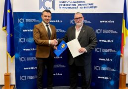 Reprezentanți instituționali dau mâna în fața panoului oficial ICI București, în cadrul semnării unui protocol de colaborare pentru dezvoltarea unui sistem informatic de autoexcludere a jucătorilor.