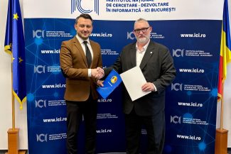 Reprezentanți instituționali dau mâna în fața panoului oficial ICI București, în cadrul semnării unui protocol de colaborare pentru dezvoltarea unui sistem informatic de autoexcludere a jucătorilor.