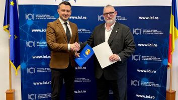 Reprezentanți instituționali dau mâna în fața panoului oficial ICI București, în cadrul semnării unui protocol de colaborare pentru dezvoltarea unui sistem informatic de autoexcludere a jucătorilor.