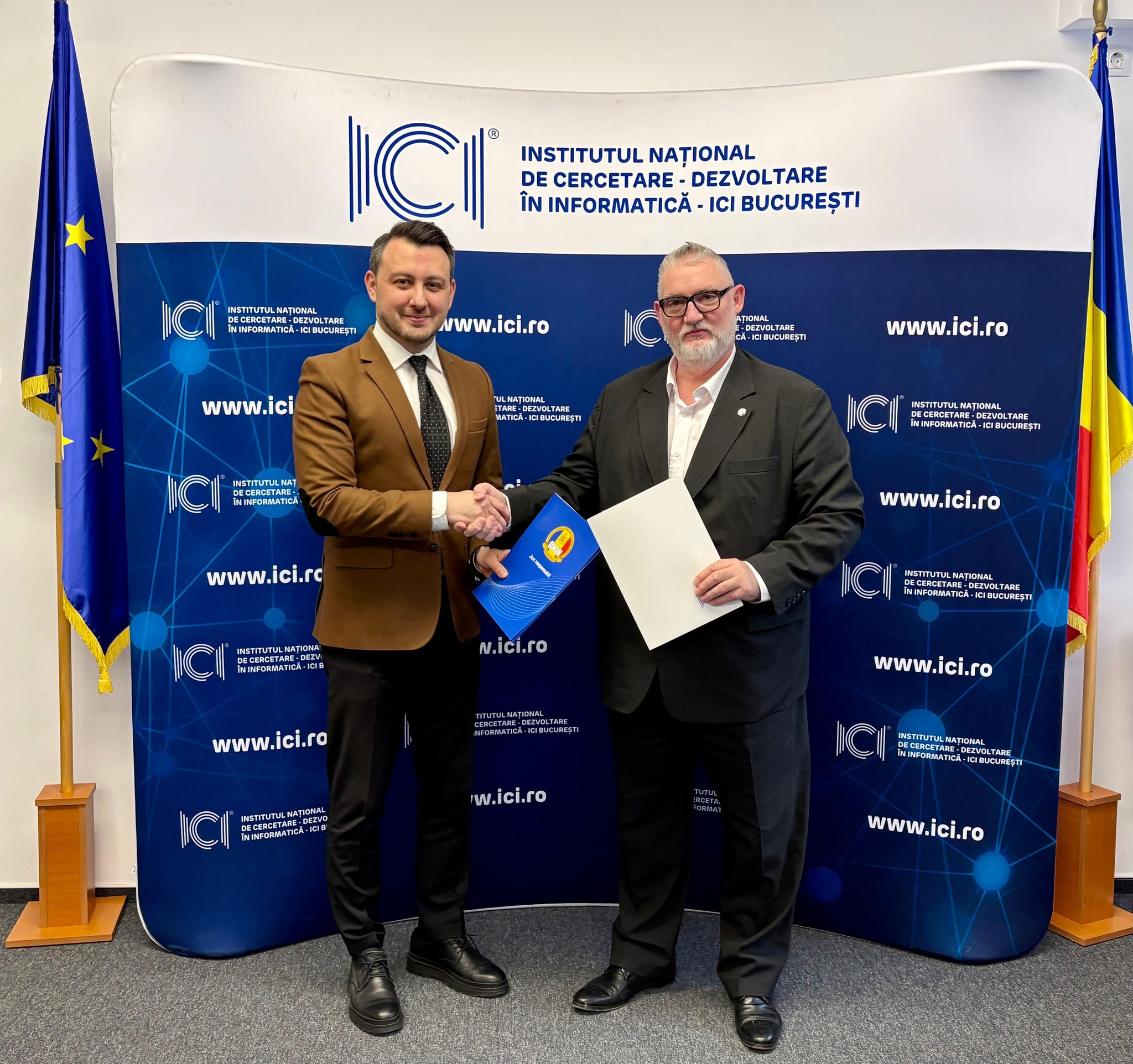 Reprezentanți instituționali dau mâna în fața panoului oficial ICI București, în cadrul semnării unui protocol de colaborare pentru dezvoltarea unui sistem informatic de autoexcludere a jucătorilor.