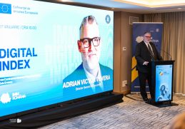 Adrian-Victor Vevera, Director General ICI București, susține un discurs în cadrul evenimentului de lansare IMM DIGITAL INDEX, alături de ecranul oficial de prezentare.