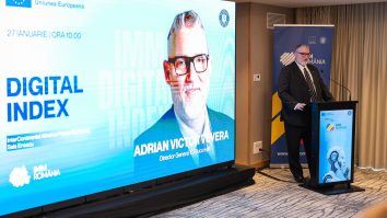 Adrian-Victor Vevera, Director General ICI București, susține un discurs în cadrul evenimentului de lansare IMM DIGITAL INDEX, alături de ecranul oficial de prezentare.