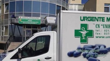 Autoutilitară CN Unifarm SA utilizată pentru livrări de medicamente de urgență, parcată în fața unei unități spitalicești din România.