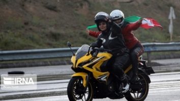 Femeile din Iran, autorizate să conducă vehicule pe două roţi