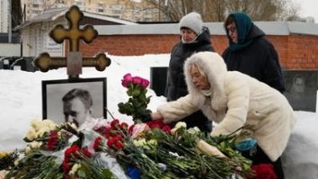 Mama lui Navalnîi, Liudmila, cere să i se facă dreptate fiului său ”otrăvit”. ”Fiul nostru n-a murit în închisoare, el a fost asasinat”, declară ea în apropierea mormântului, la Moscova. Zeci de persoane s-au recules la mormânt, la doi ani de la moartea o