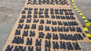 Peste 100 de pistoale, încărcătoare și 60.000 de țigarete, descoperite de polițiștii de frontieră la Calafat