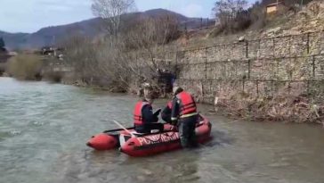 Buzău: O femeie dată dispărută în urmă cu șase zile, căutată cu barca și sonarul în râul Bâsca
