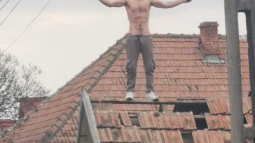 Bacău: Un tânăr aflat sub influența alcoolului s-a urcat pe o casă și a aruncat cu țigle către polițiști