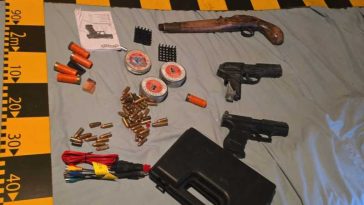 Botoșani: Patru pistoale și 1.000 de cartușe deținute ilegal, găsite de polițiști în casa unui bărbat