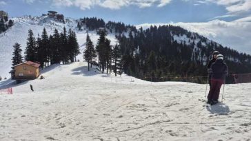 Ultimul weekend de schi în Poiana Brașov; pârtiile din partea inferioară sunt închise (GALERIE FOTO)