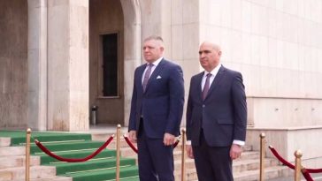 VIDEO Premierul Robert Fico - primit de prim-ministrul Bolojan cu onoruri militare la Palatul Victoria