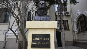 Dolj: Un bust al poetului Grigore Vieru, dezvelit în curtea Bibliotecii Județene 'Aman' din Craiova