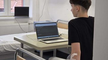 Un elev al Colegiului Naţional ”Spiru Haret” din Târgu Jiu a susţinut Olimpiada Naţională de Informatică din spital, la două zile după ce a fost operat de urgenţă