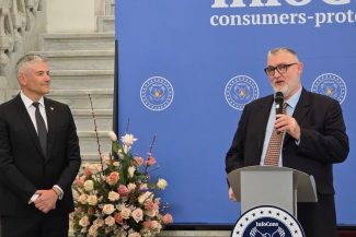 Adrian-Victor Vevera primind Diploma de Încredere în cadrul evenimentului InfoCons dedicat protecției consumatorilor