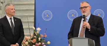 Adrian-Victor Vevera primind Diploma de Încredere în cadrul evenimentului InfoCons dedicat protecției consumatorilor