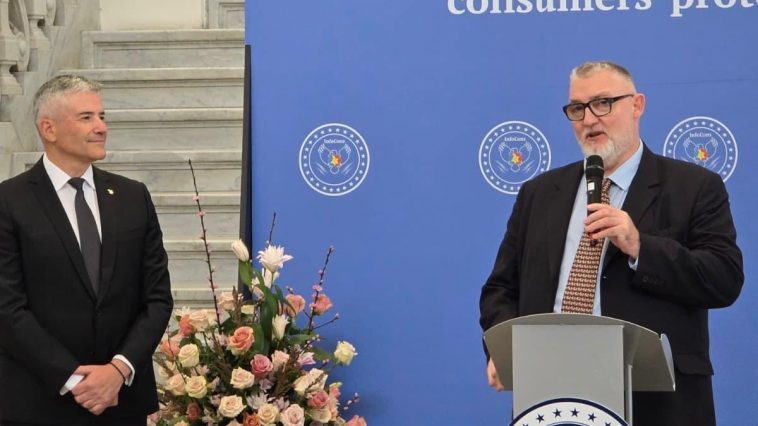 Adrian-Victor Vevera primind Diploma de Încredere în cadrul evenimentului InfoCons dedicat protecției consumatorilor