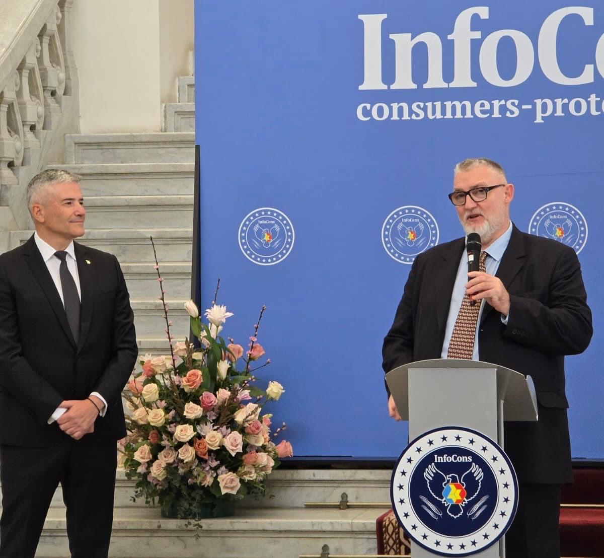 Adrian-Victor Vevera primind Diploma de Încredere în cadrul evenimentului InfoCons dedicat protecției consumatorilor