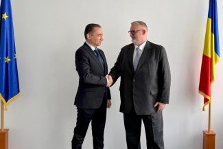 ALT text recomandat: Ambasadorul Azerbaidjanului în România, Gudsi Osmanov, și Adrian-Victor Vevera, Director General ICI București, în cadrul unei întâlniri oficiale la sediul institutului.