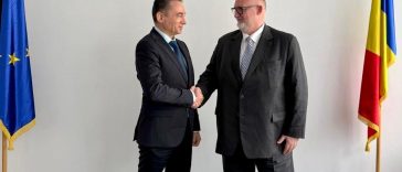 ALT text recomandat: Ambasadorul Azerbaidjanului în România, Gudsi Osmanov, și Adrian-Victor Vevera, Director General ICI București, în cadrul unei întâlniri oficiale la sediul institutului.