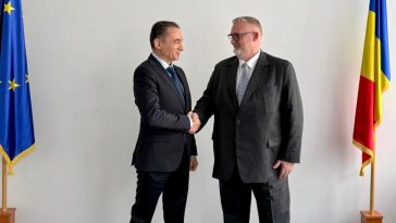 ALT text recomandat: Ambasadorul Azerbaidjanului în România, Gudsi Osmanov, și Adrian-Victor Vevera, Director General ICI București, în cadrul unei întâlniri oficiale la sediul institutului.