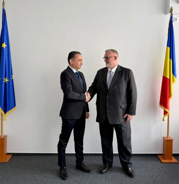 ALT text recomandat: Ambasadorul Azerbaidjanului în România, Gudsi Osmanov, și Adrian-Victor Vevera, Director General ICI București, în cadrul unei întâlniri oficiale la sediul institutului.