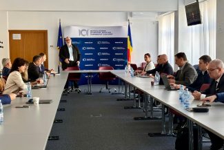 Adrian-Victor Vevera susținând intervenția la masa rotundă organizată de ICI București privind viitorul industriei europene de apărare