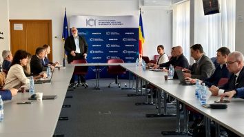 Adrian-Victor Vevera susținând intervenția la masa rotundă organizată de ICI București privind viitorul industriei europene de apărare