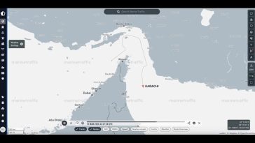 Un petrolier pakistanez încărcat cu petrol brut traversează Strâmtoarea Ormuz. Nava era amarată la 28 februarie pe Insula Das, un hub de export de petrol în Emiratele Arabe Unite. 77 de nave au traversat strâmtoarea de la începutul Războiului în O.Mijloci