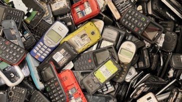 STUDIU. 86% dintre români ţin la sertar telefoanele mobile vechi. Aproape jumătate păstrează 2-3 dispozitive, iar unii au patru sau mai multe