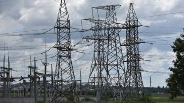 Atacurile ruseşti din Ucraina au provocat moartea a cinci persoane şi au întrerupt o linie electrică dintre Moldova şi România. Republica Moldova ar putea intra în stare de urgenţă energetică pentru o perioadă de 60 de zile